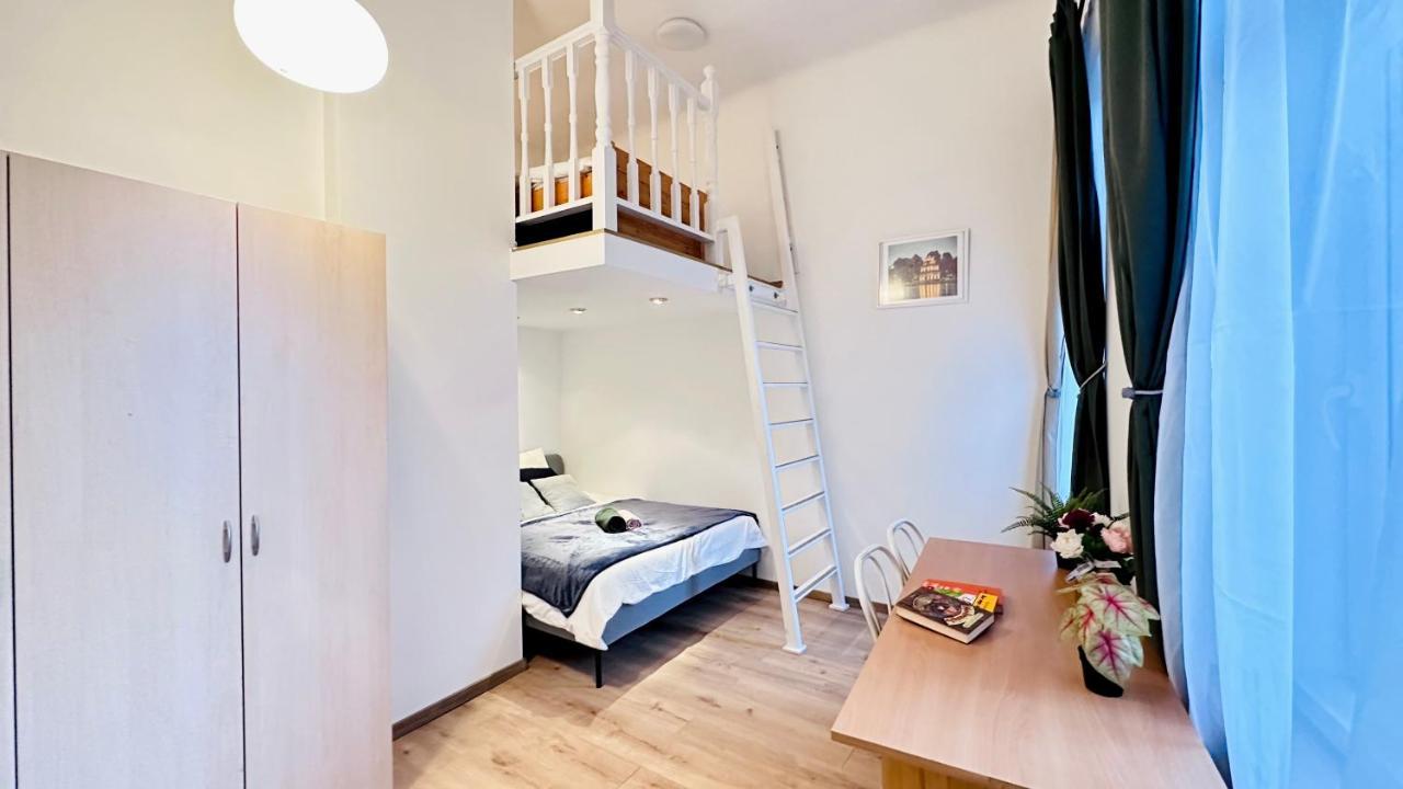 Jozsef 18 - 5 Mins To New York Cafe Homestay