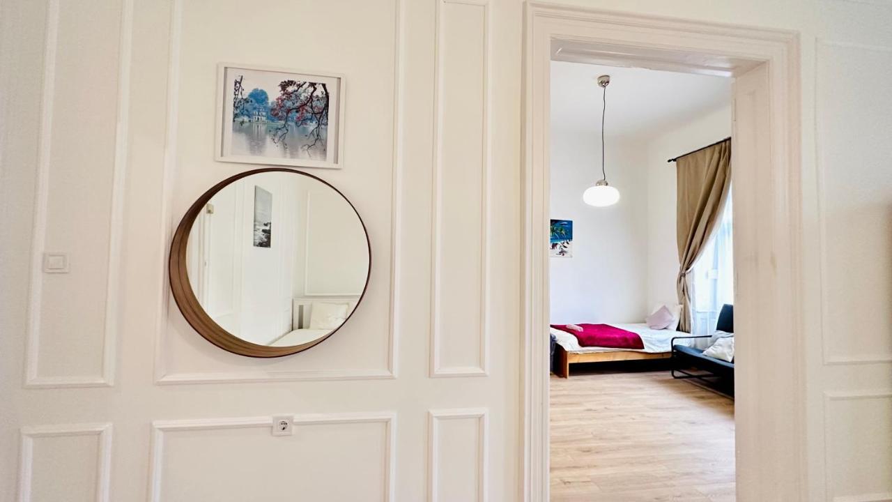 Jozsef 18 - 5 Mins To New York Cafe Homestay