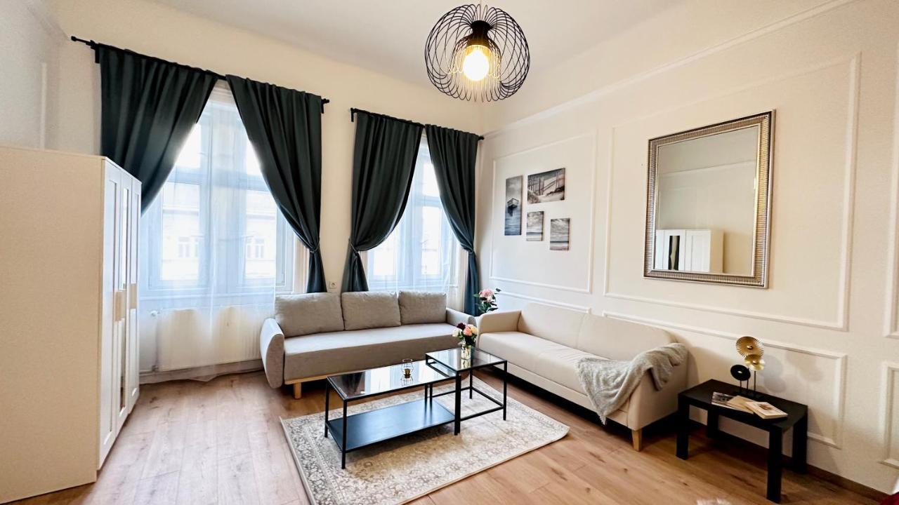 Jozsef 18 - 5 Mins To New York Cafe Homestay *