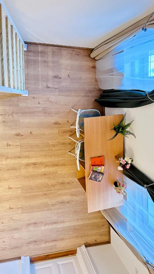 Jozsef 18 - 5 Mins To New York Cafe Homestay Budapest