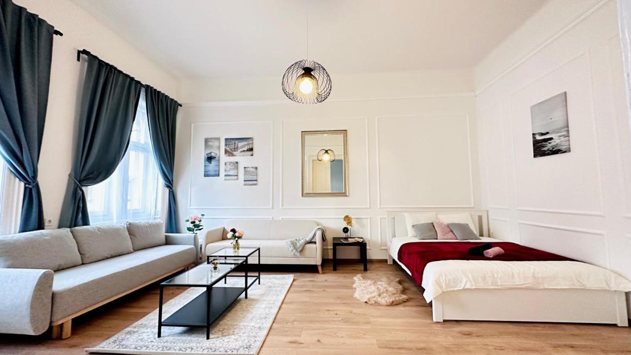Jozsef 18 - 5 Mins To New York Cafe Homestay *