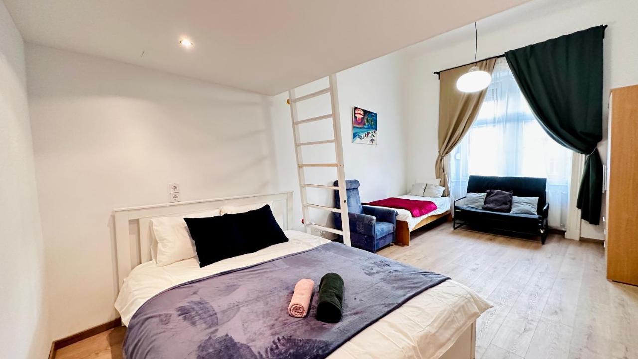 Jozsef 18 - 5 Mins To New York Cafe Homestay Budapest